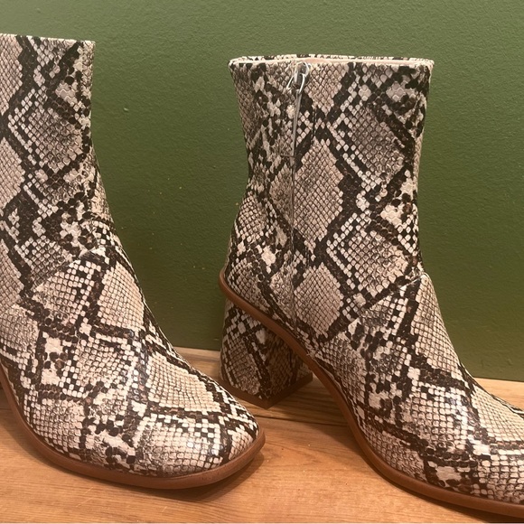 Boots - Picture 7 of 8